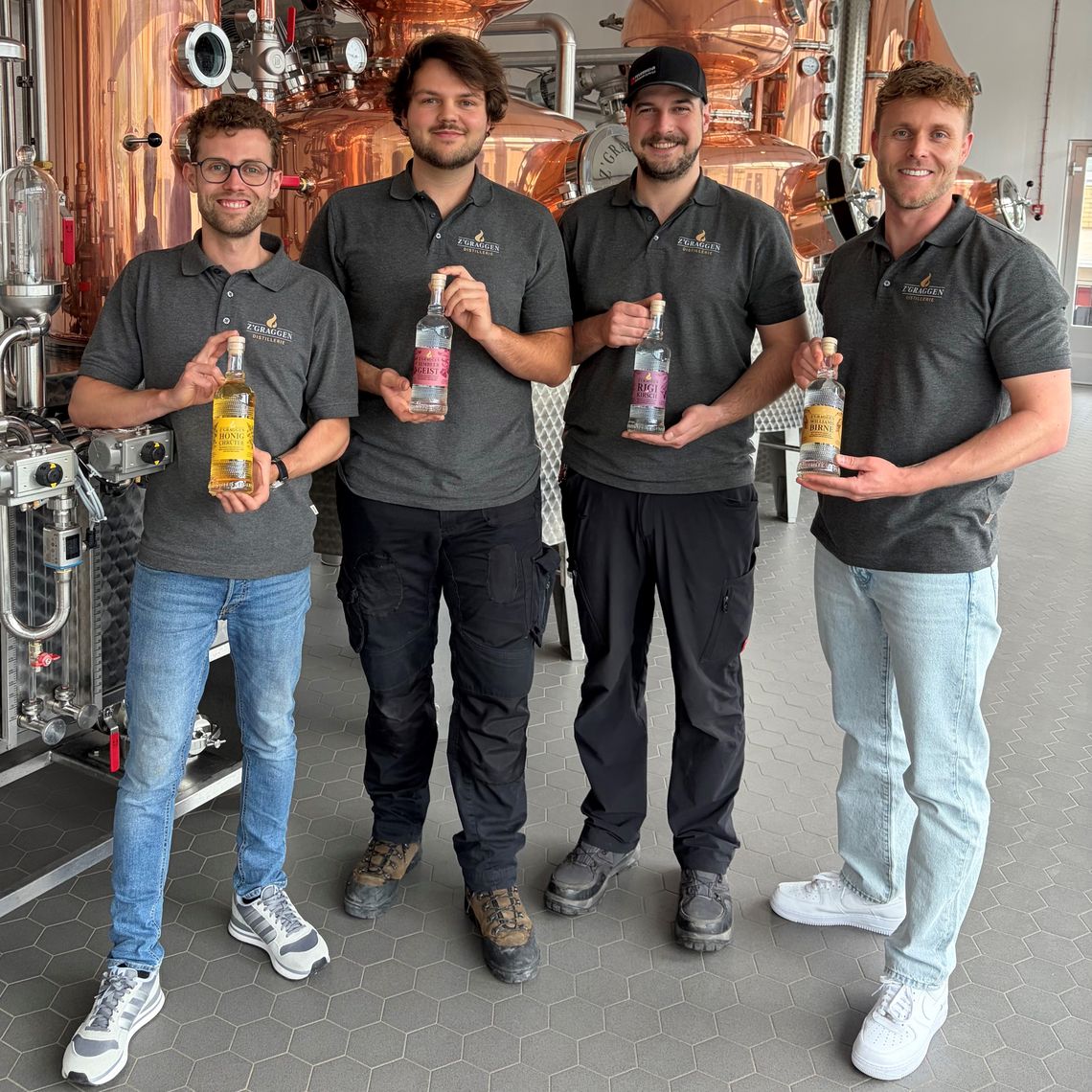 Dani, Aaron, Michi und Alex haben die Flasche gemeinsam hergestellt